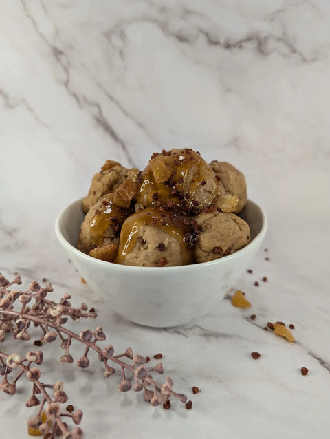 Apple Pie Cookie Dough met stukjes appel in bakje